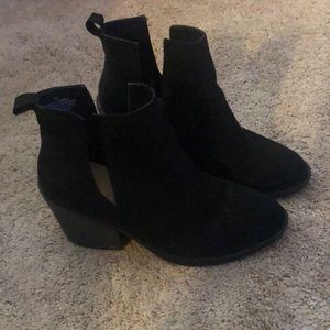 SUPER cute slit heel